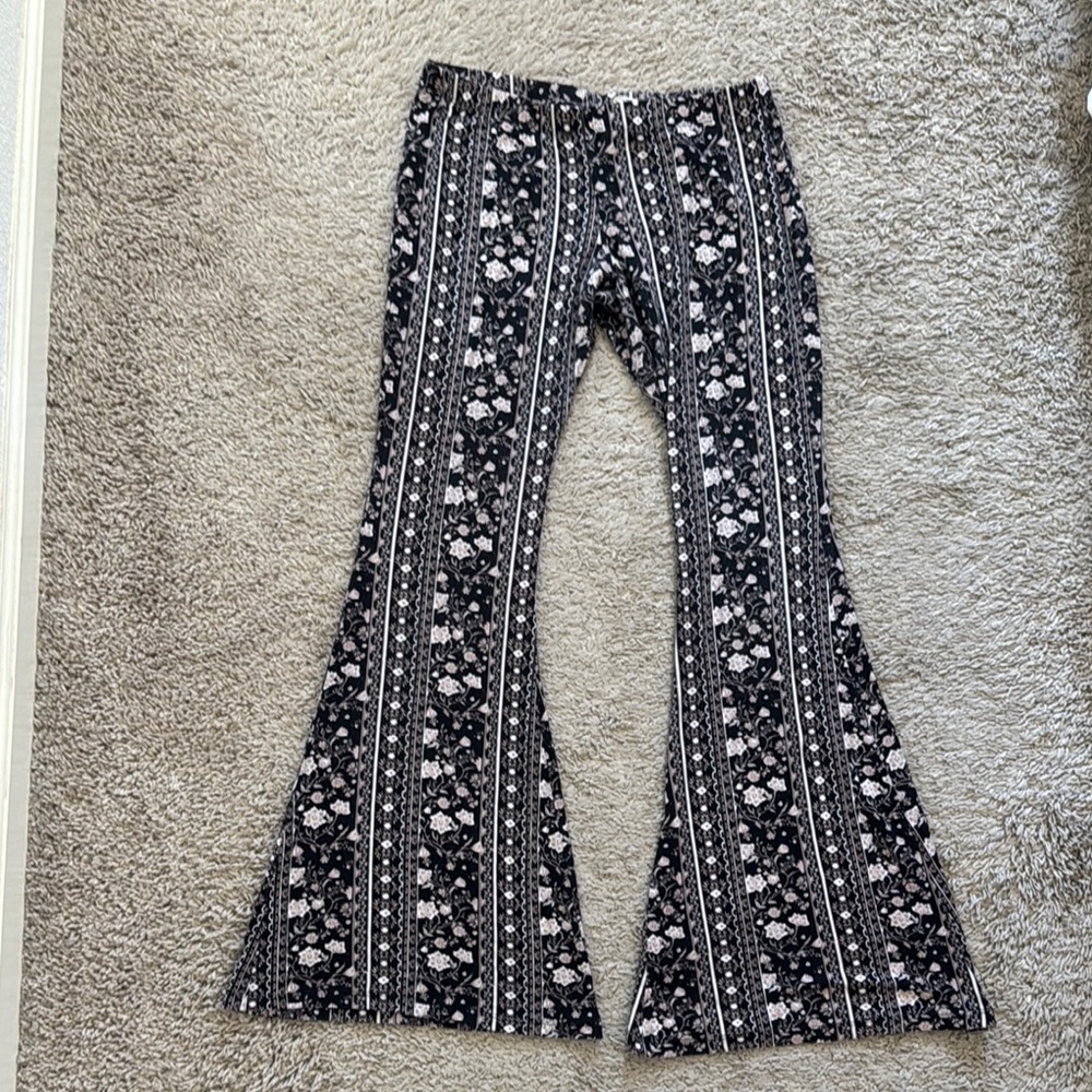 Sky and Sparrow Size Medium‎ Black, Tan and White Floral Flare Pants